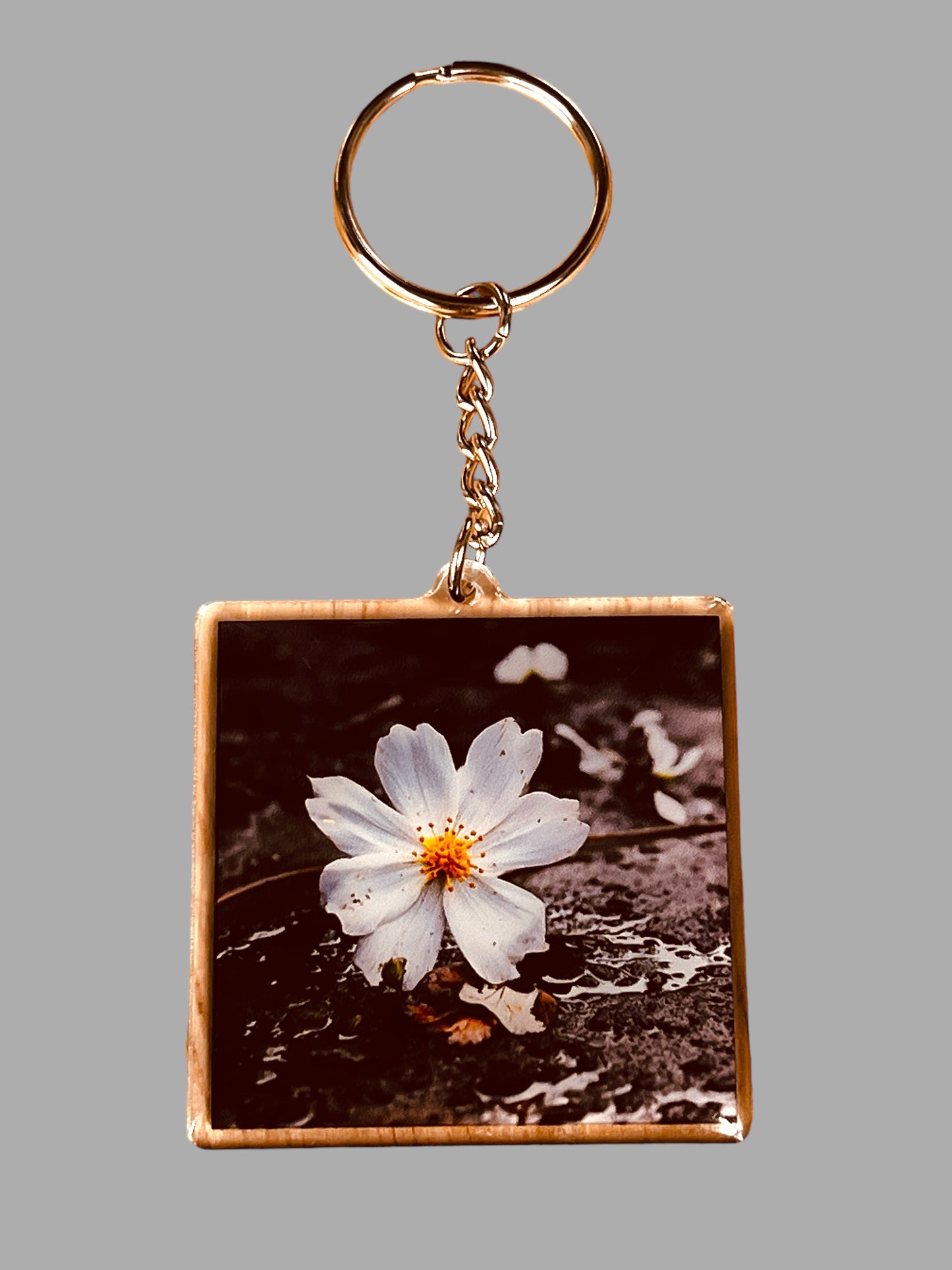 Daisy flower acrylic keychain wildlife